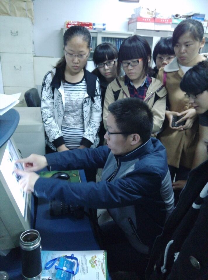 苏老师以照片为例为同学们讲解