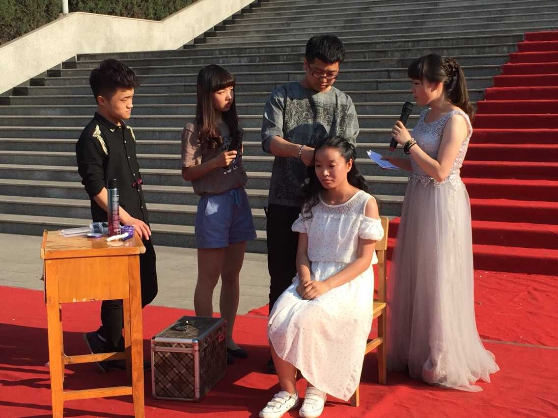 专业发型师为模特设计发型