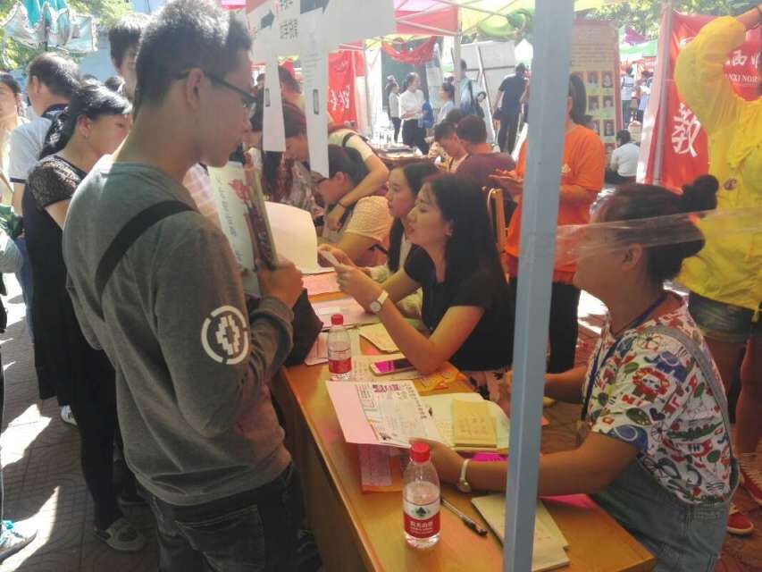 学生党员为新生解答问题