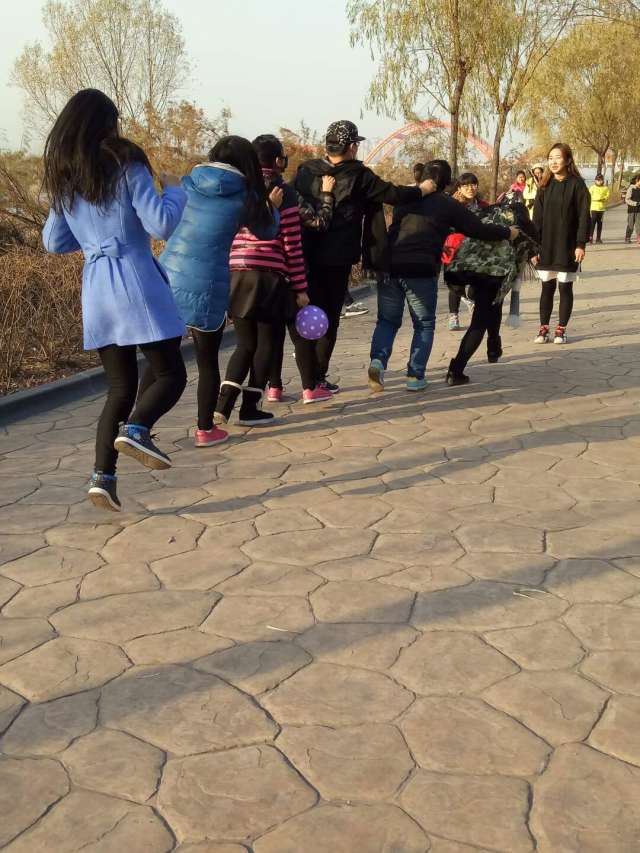 一组成员的“同舟共济”