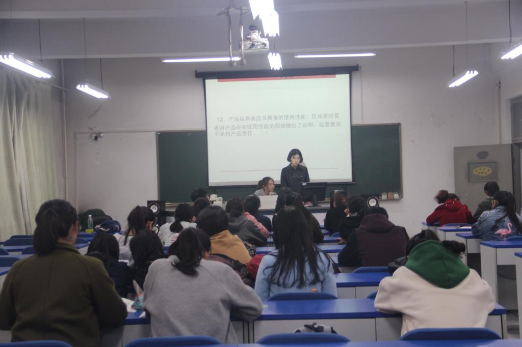 主持人正在读竞赛题目