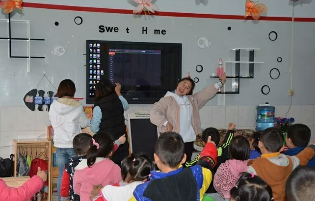 我们学生组织幼儿集体活动